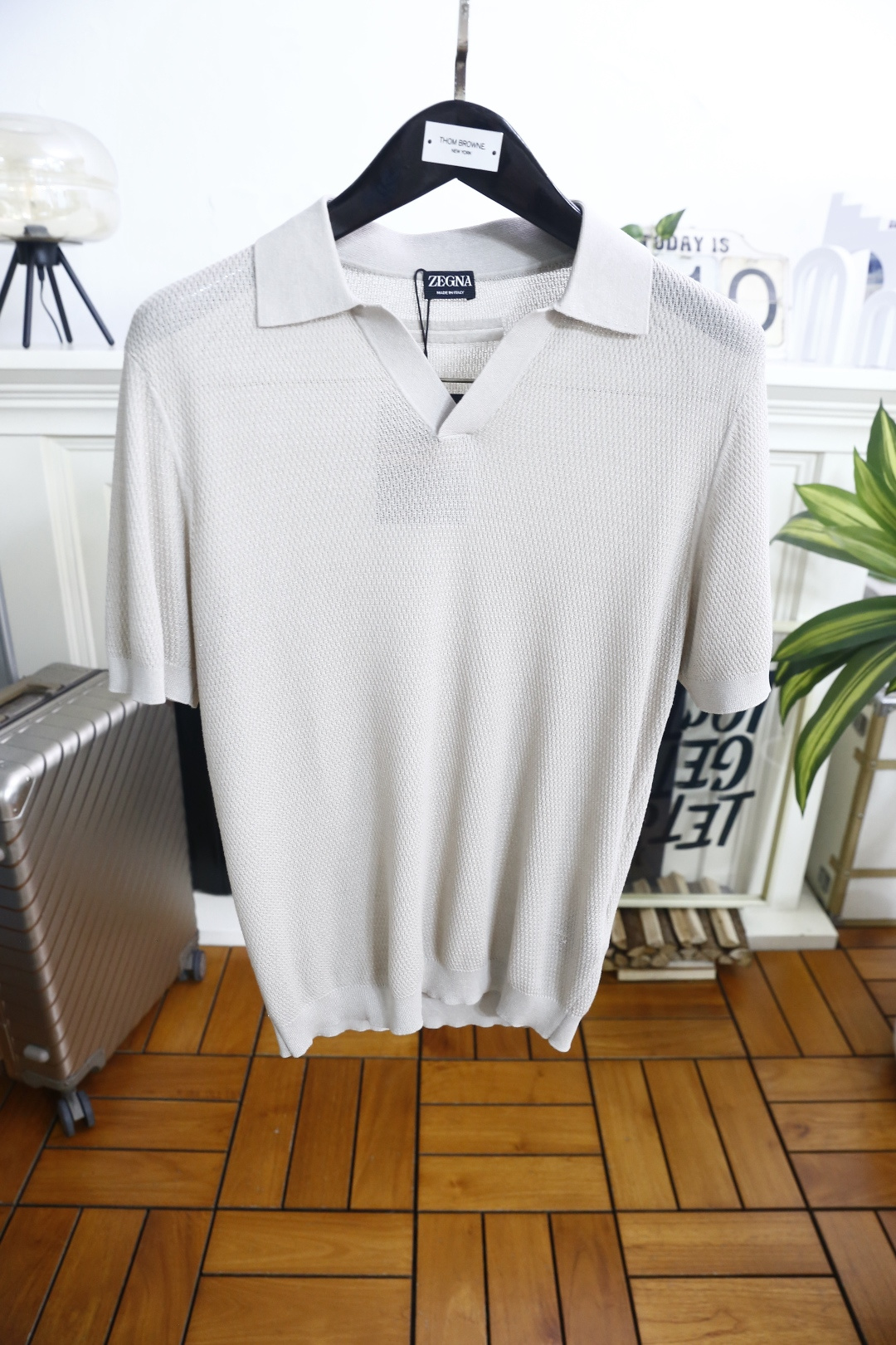 🔥杰尼*.26夏季新品🆕时尚男士百搭短袖👍标准小翻领搭配三粒短门襟，衣身布满规整立体格纹肌理，左胸点缀小
