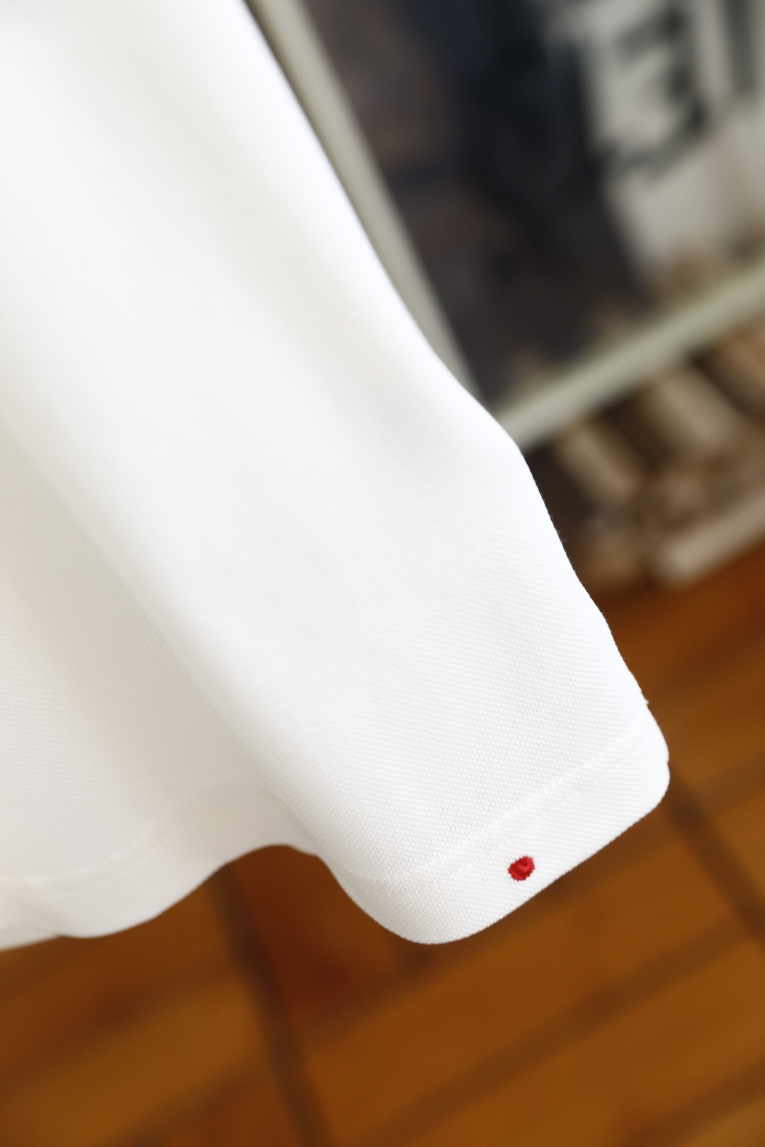 🔥kiton.26夏季新品！时尚男士百搭短袖👍精致撞色细边勾勒翻领与短袖袖口，门襟采用半开拉链设计，拉链