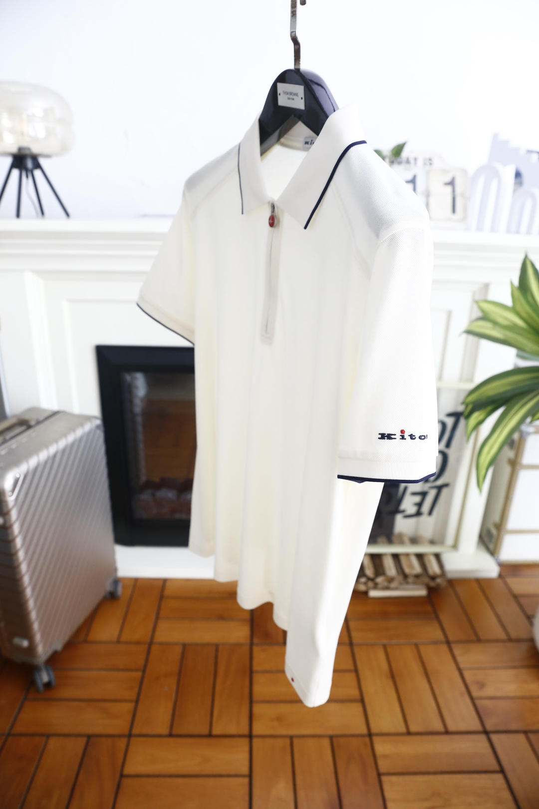 🔥kiton.26夏季新品！时尚男士百搭短袖👍精致撞色细边勾勒翻领与短袖袖口，门襟采用半开拉链设计，拉链