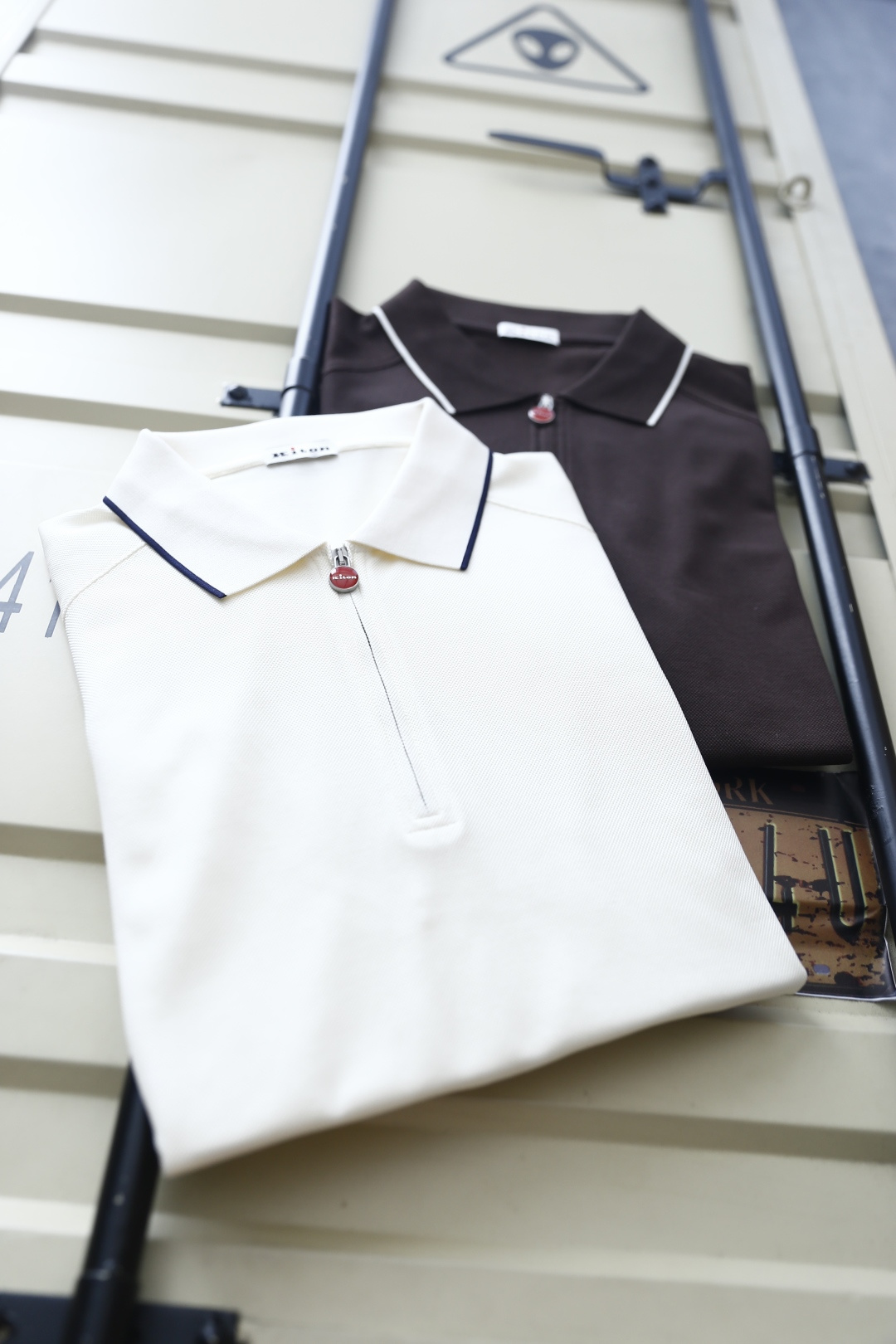 🔥kiton.26夏季新品！时尚男士百搭短袖👍精致撞色细边勾勒翻领与短袖袖口，门襟采用半开拉链设计，拉链