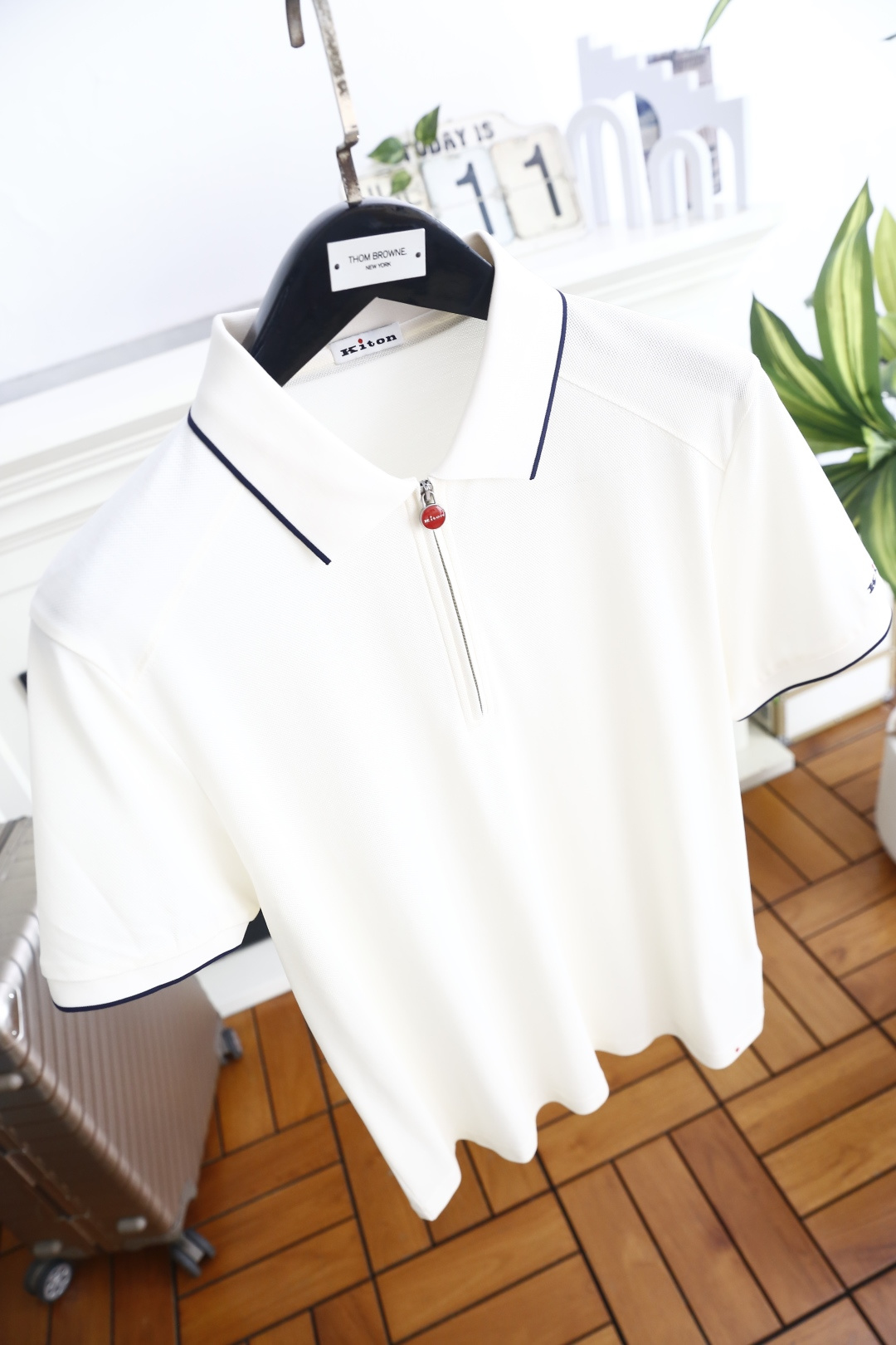 🔥kiton.26夏季新品！时尚男士百搭短袖👍精致撞色细边勾勒翻领与短袖袖口，门襟采用半开拉链设计，拉链