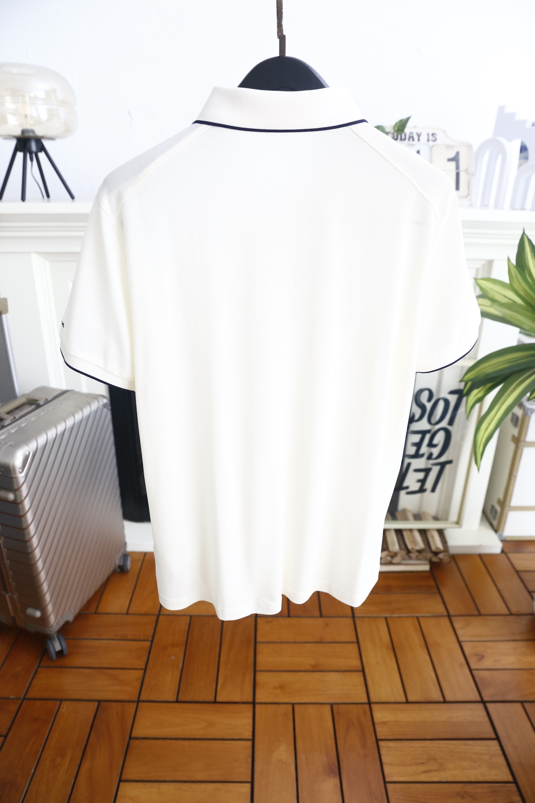 🔥kiton.26夏季新品！时尚男士百搭短袖👍精致撞色细边勾勒翻领与短袖袖口，门襟采用半开拉链设计，拉链