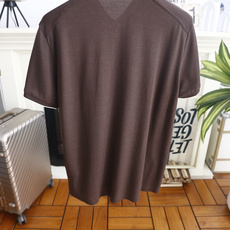 🔥kiton.26夏季新品!时尚男士百搭短袖👍精致撞色细边勾勒翻领与短袖袖口,门襟采用半开拉链设计,拉链 🔥kiton.26夏季新品!时尚男士百搭短袖👍精致撞色细边勾勒翻领与短袖袖口,门襟采用半开拉链设计,拉链