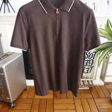 🔥kiton.26夏季新品!时尚男士百搭短袖👍精致撞色细边勾勒翻领与短袖袖口,门襟采用半开拉链设计,拉链 🔥kiton.26夏季新品!时尚男士百搭短袖👍精致撞色细边勾勒翻领与短袖袖口,门襟采用半开拉链设计,拉链