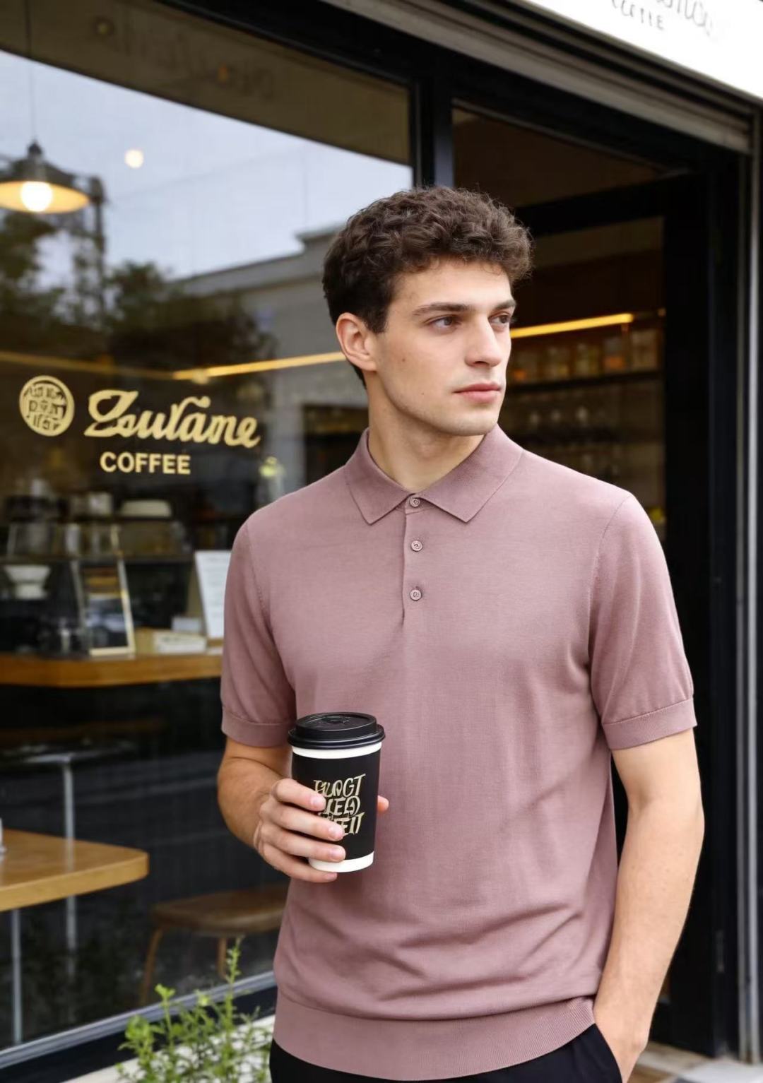 🔥Loro piana.26夏季新品！时尚男士百搭短袖👍简约平整翻领搭配三粒扣短门襟，袖口与下摆采用窄边