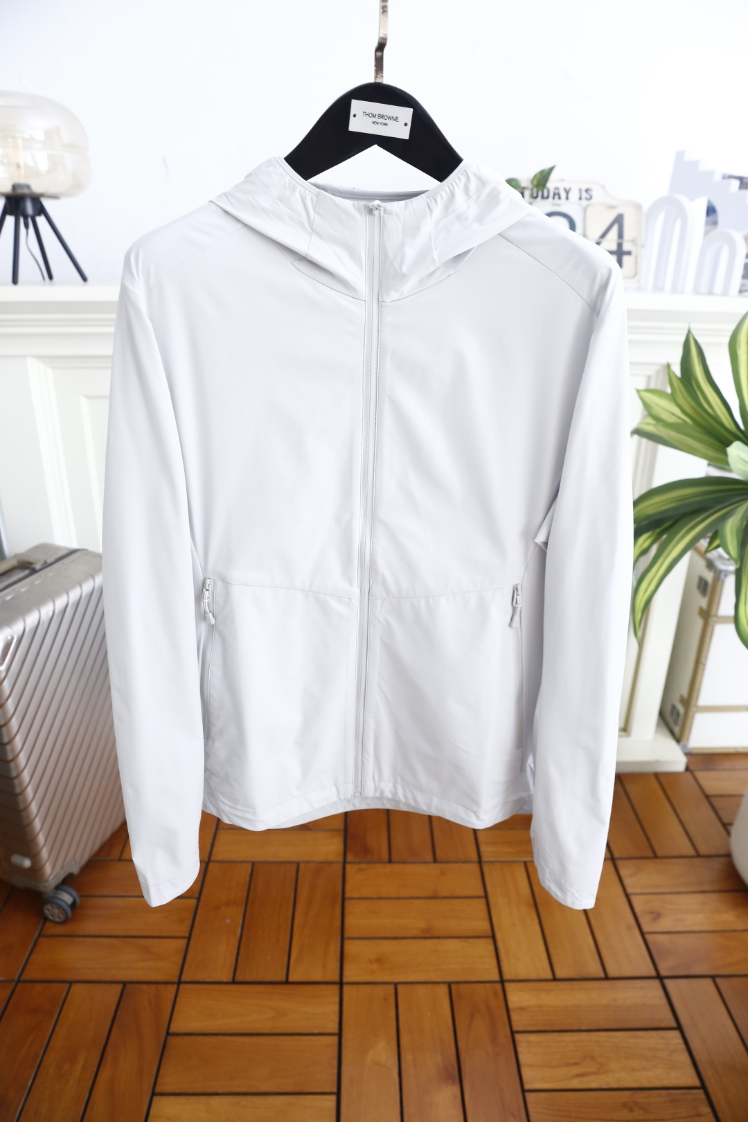 🔥杰尼亚. 26夏季新品！时尚男士大牌极简格调的连帽防晒外套，通体采用全开拉链设计，搭配立体连帽结构，两侧配备拉链式口袋