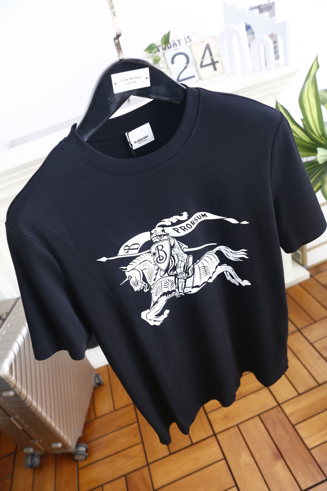 🔥巴宝丽. 26夏季新品🆕经典大牌男士圆领短袖T恤,衣身饰有标志性骑士印花图案,辨识度十足。合身剪裁线条舒展,简约圆领稳 🔥巴宝丽. 26夏季新品🆕经典大牌男士圆领短袖T恤,衣身饰有标志性骑士印花图案,辨识度十足。合身剪裁线条舒展,简约圆领稳
