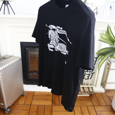 🔥巴宝丽. 26夏季新品🆕经典大牌男士圆领短袖T恤,衣身饰有标志性骑士印花图案,辨识度十足。合身剪裁线条舒展,简约圆领稳 🔥巴宝丽. 26夏季新品🆕经典大牌男士圆领短袖T恤,衣身饰有标志性骑士印花图案,辨识度十足。合身剪裁线条舒展,简约圆领稳