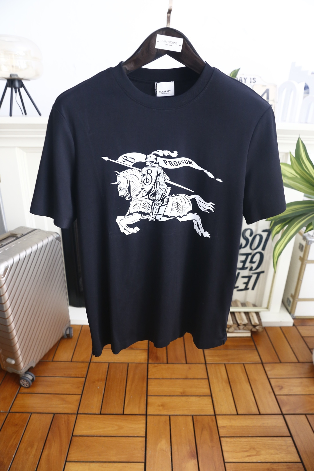 🔥巴宝丽. 26夏季新品🆕经典大牌男士圆领短袖T恤,衣身饰有标志性骑士印花图案,辨识度十足。合身剪裁线条舒展,简约圆领稳 🔥巴宝丽. 26夏季新品🆕经典大牌男士圆领短袖T恤,衣身饰有标志性骑士印花图案,辨识度十足。合身剪裁线条舒展,简约圆领稳