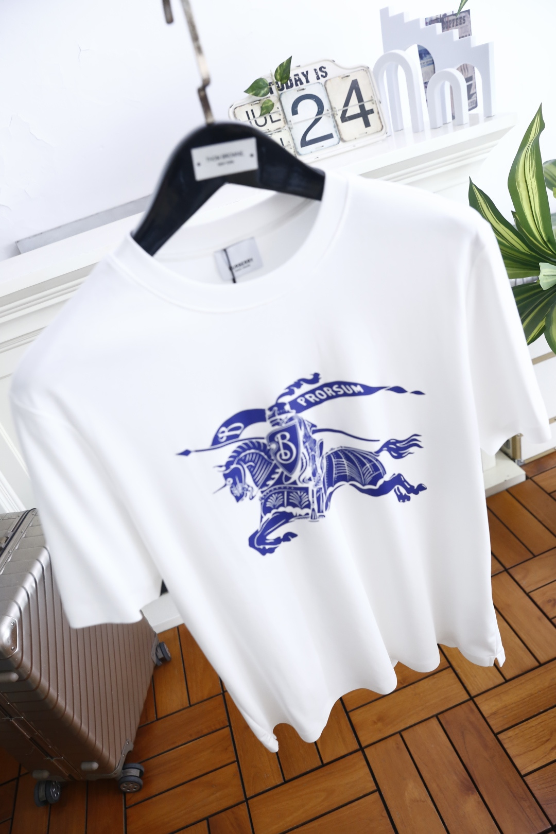 🔥巴宝丽. 26夏季新品🆕经典大牌男士圆领短袖T恤,衣身饰有标志性骑士印花图案,辨识度十足。合身剪裁线条舒展,简约圆领稳 🔥巴宝丽. 26夏季新品🆕经典大牌男士圆领短袖T恤,衣身饰有标志性骑士印花图案,辨识度十足。合身剪裁线条舒展,简约圆领稳