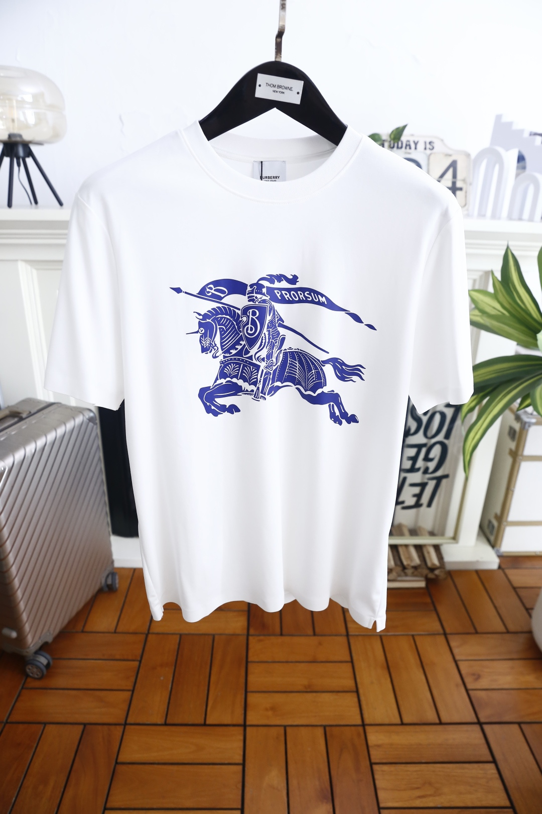🔥巴宝丽. 26夏季新品🆕经典大牌男士圆领短袖T恤,衣身饰有标志性骑士印花图案,辨识度十足。合身剪裁线条舒展,简约圆领稳 🔥巴宝丽. 26夏季新品🆕经典大牌男士圆领短袖T恤,衣身饰有标志性骑士印花图案,辨识度十足。合身剪裁线条舒展,简约圆领稳