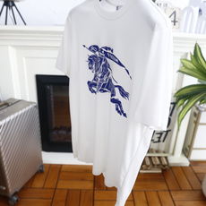 🔥巴宝丽. 26夏季新品🆕经典大牌男士圆领短袖T恤,衣身饰有标志性骑士印花图案,辨识度十足。合身剪裁线条舒展,简约圆领稳 🔥巴宝丽. 26夏季新品🆕经典大牌男士圆领短袖T恤,衣身饰有标志性骑士印花图案,辨识度十足。合身剪裁线条舒展,简约圆领稳
