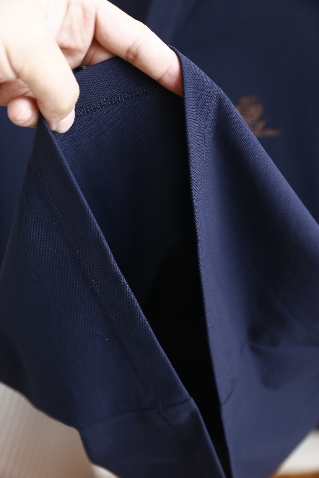 🔥Loro piana. 26夏季新品，时尚轻奢大牌气质男士短袖Polo衫，撞色条纹点缀翻领，简约V型门襟利落大气。胸口