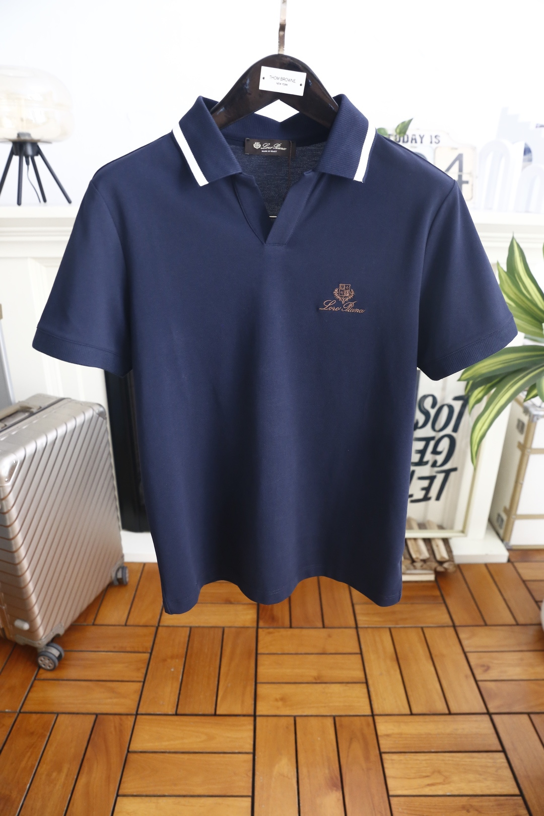 🔥Loro piana. 26夏季新品，时尚轻奢大牌气质男士短袖Polo衫，撞色条纹点缀翻领，简约V型门襟利落大气。胸口