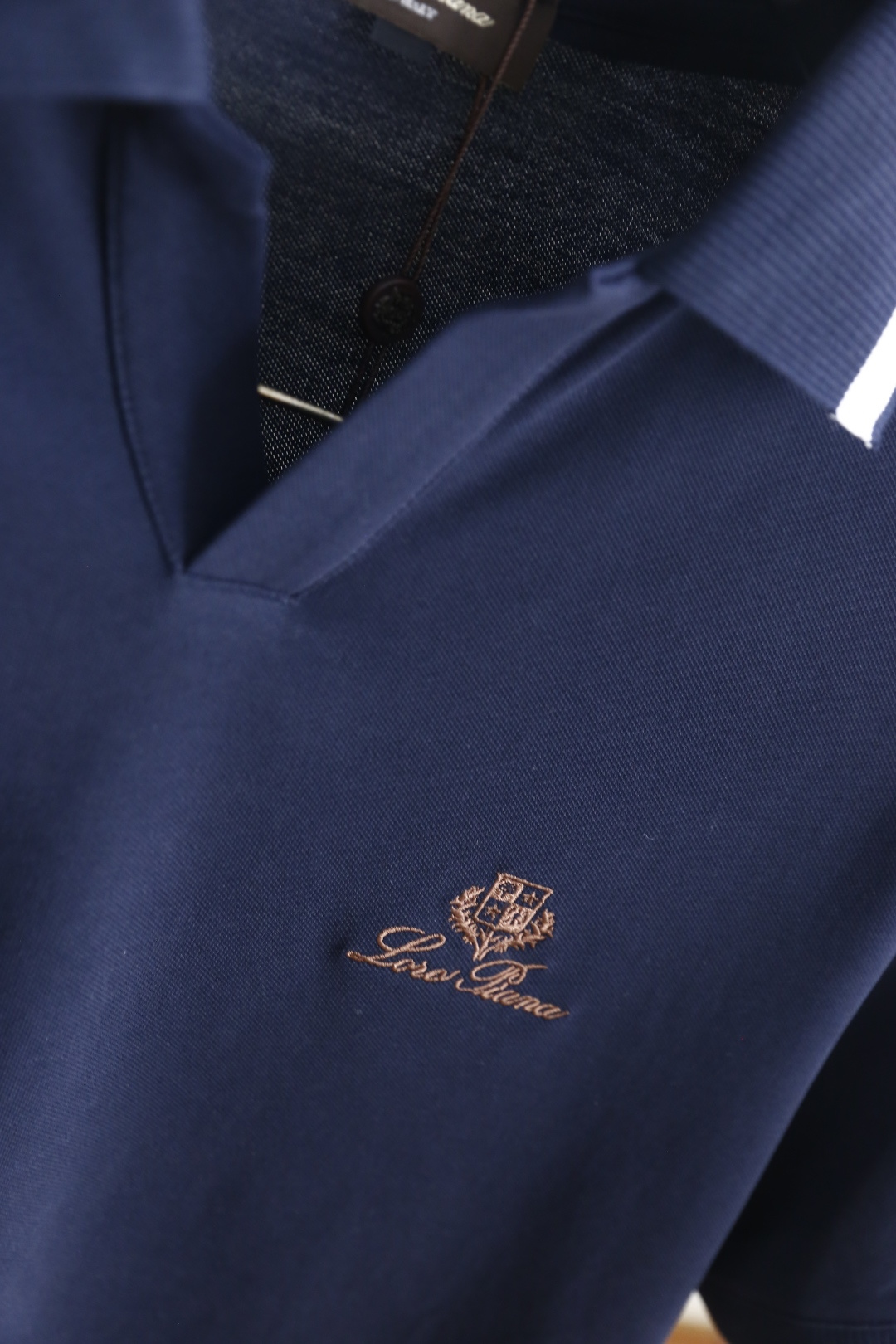 🔥Loro piana. 26夏季新品，时尚轻奢大牌气质男士短袖Polo衫，撞色条纹点缀翻领，简约V型门襟利落大气。胸口