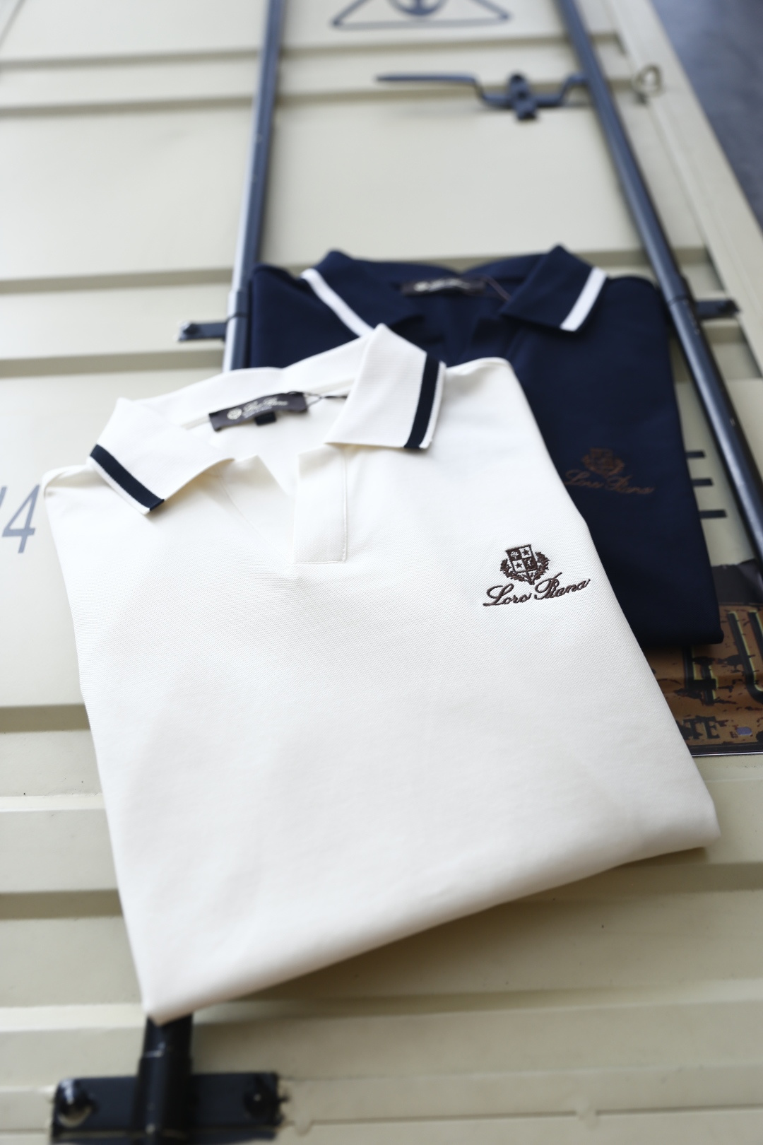 🔥Loro piana. 26夏季新品，时尚轻奢大牌气质男士短袖Polo衫，撞色条纹点缀翻领，简约V型门襟利落大气。胸口