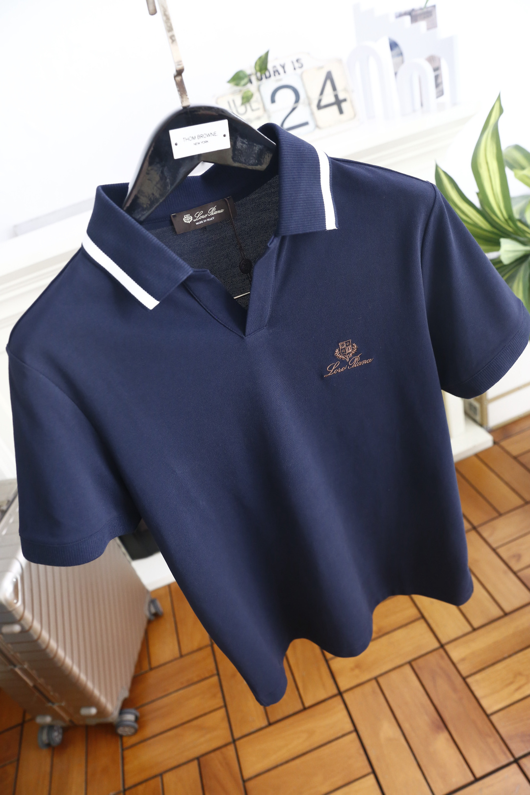 🔥Loro piana. 26夏季新品，时尚轻奢大牌气质男士短袖Polo衫，撞色条纹点缀翻领，简约V型门襟利落大气。胸口
