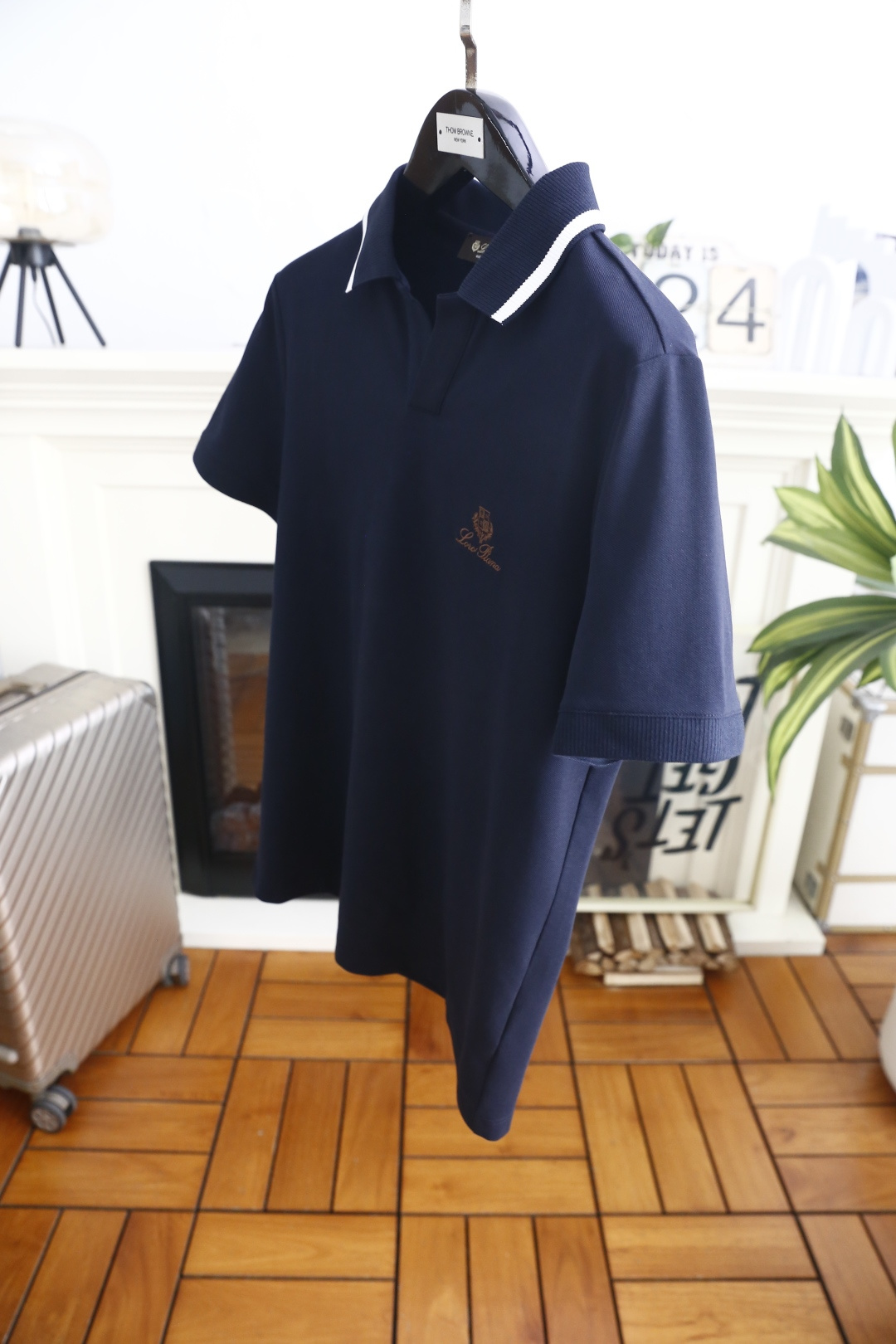 🔥Loro piana. 26夏季新品，时尚轻奢大牌气质男士短袖Polo衫，撞色条纹点缀翻领，简约V型门襟利落大气。胸口