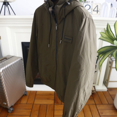 🔥巴宝丽. 26秋季新品🆕经典大牌格调男士连帽拉链夹克,自带抽绳连帽设计,内里格纹内衬暗藏细节。正面金属拉链顺滑开合,胸 🔥巴宝丽. 26秋季新品🆕经典大牌格调男士连帽拉链夹克,自带抽绳连帽设计,内里格纹内衬暗藏细节。正面金属拉链顺滑开合,胸