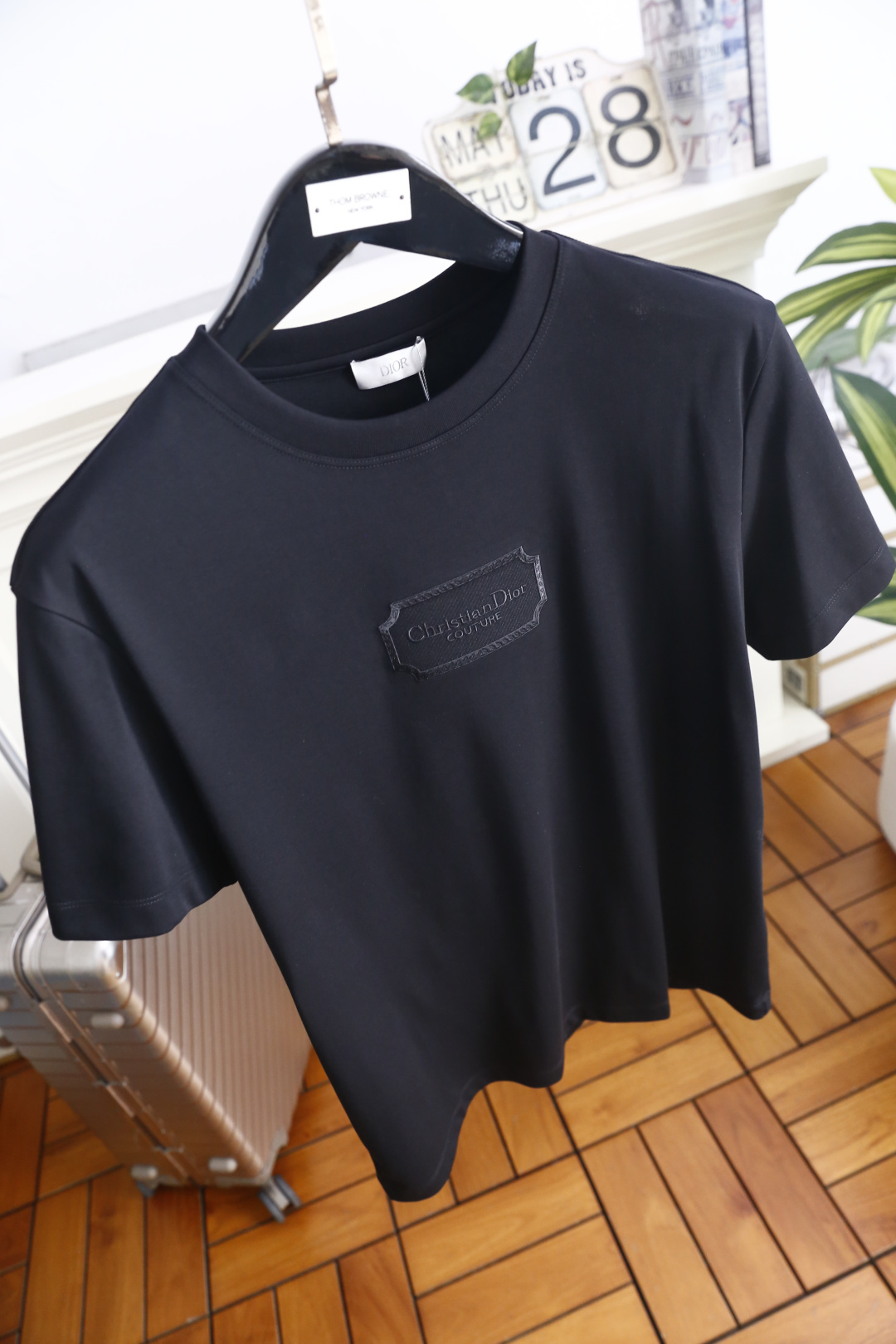 🔥迪奥. 26夏季新品!时尚男士百搭圆领短袖T恤,胸前饰有精致的品牌标识刺绣,细节做工考究,低调中彰显品牌质感。简约利落 🔥迪奥. 26夏季新品!时尚男士百搭圆领短袖T恤,胸前饰有精致的品牌标识刺绣,细节做工考究,低调中彰显品牌质感。简约利落