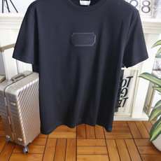 🔥迪奥. 26夏季新品!时尚男士百搭圆领短袖T恤,胸前饰有精致的品牌标识刺绣,细节做工考究,低调中彰显品牌质感。简约利落 🔥迪奥. 26夏季新品!时尚男士百搭圆领短袖T恤,胸前饰有精致的品牌标识刺绣,细节做工考究,低调中彰显品牌质感。简约利落