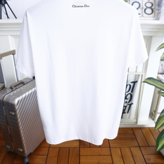 🔥迪奥. 26夏季新品!时尚男士百搭圆领短袖T恤,胸前饰有精致的品牌标识刺绣,细节做工考究,低调中彰显品牌质感。简约利落 🔥迪奥. 26夏季新品!时尚男士百搭圆领短袖T恤,胸前饰有精致的品牌标识刺绣,细节做工考究,低调中彰显品牌质感。简约利落
