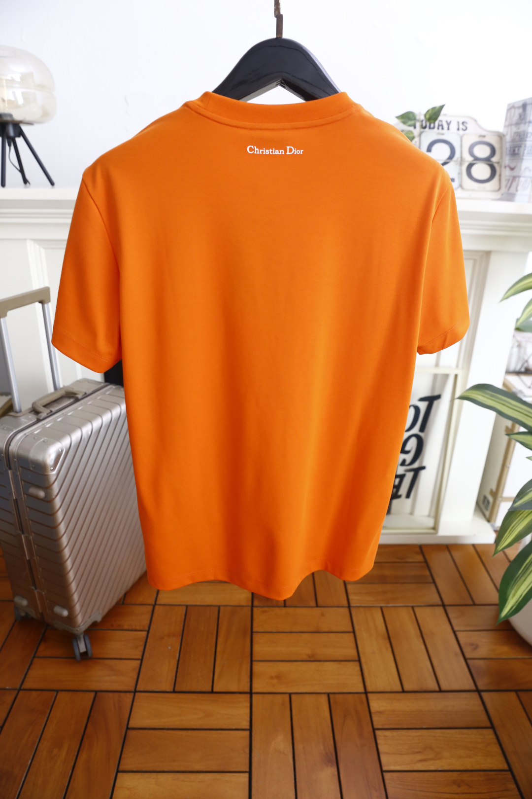 🔥迪奥. 26夏季新品！时尚男士百搭圆领短袖T恤，胸前饰有精致的品牌标识刺绣，细节做工考究，低调中彰显品牌质感。简约利落