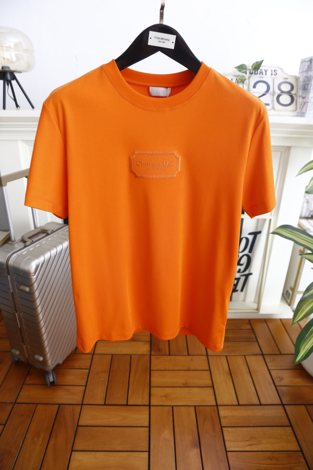 🔥迪奥. 26夏季新品！时尚男士百搭圆领短袖T恤，胸前饰有精致的品牌标识刺绣，细节做工考究，低调中彰显品牌质感。简约利落