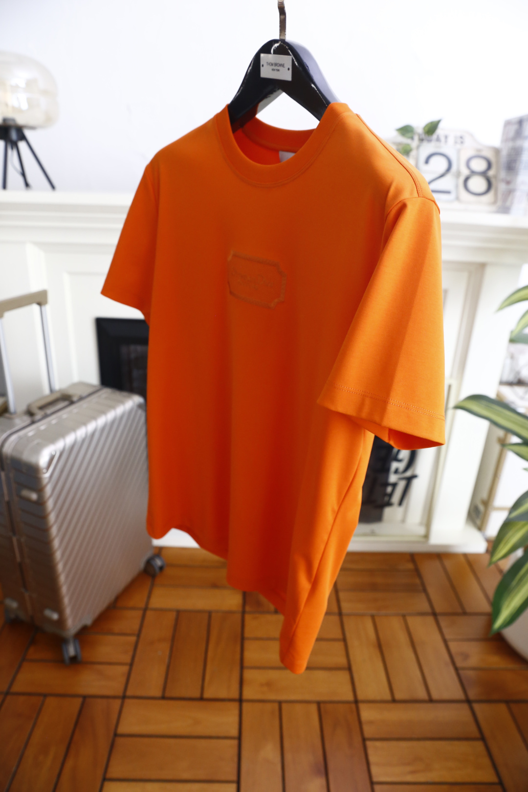 🔥迪奥. 26夏季新品！时尚男士百搭圆领短袖T恤，胸前饰有精致的品牌标识刺绣，细节做工考究，低调中彰显品牌质感。简约利落
