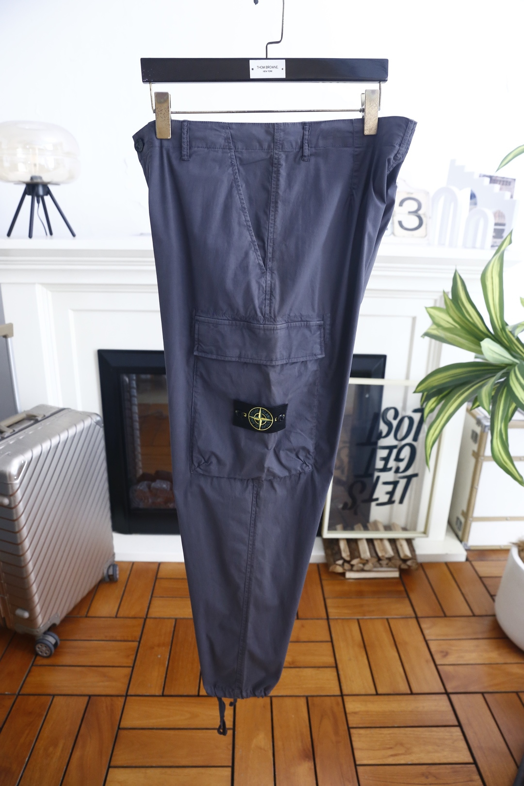 🔥石头岛. 26夏季新品，时尚男士百搭潮流大牌风工装束脚长裤，侧边立体大容量工装口袋搭配标识点缀，后背设置收纳口袋，功能