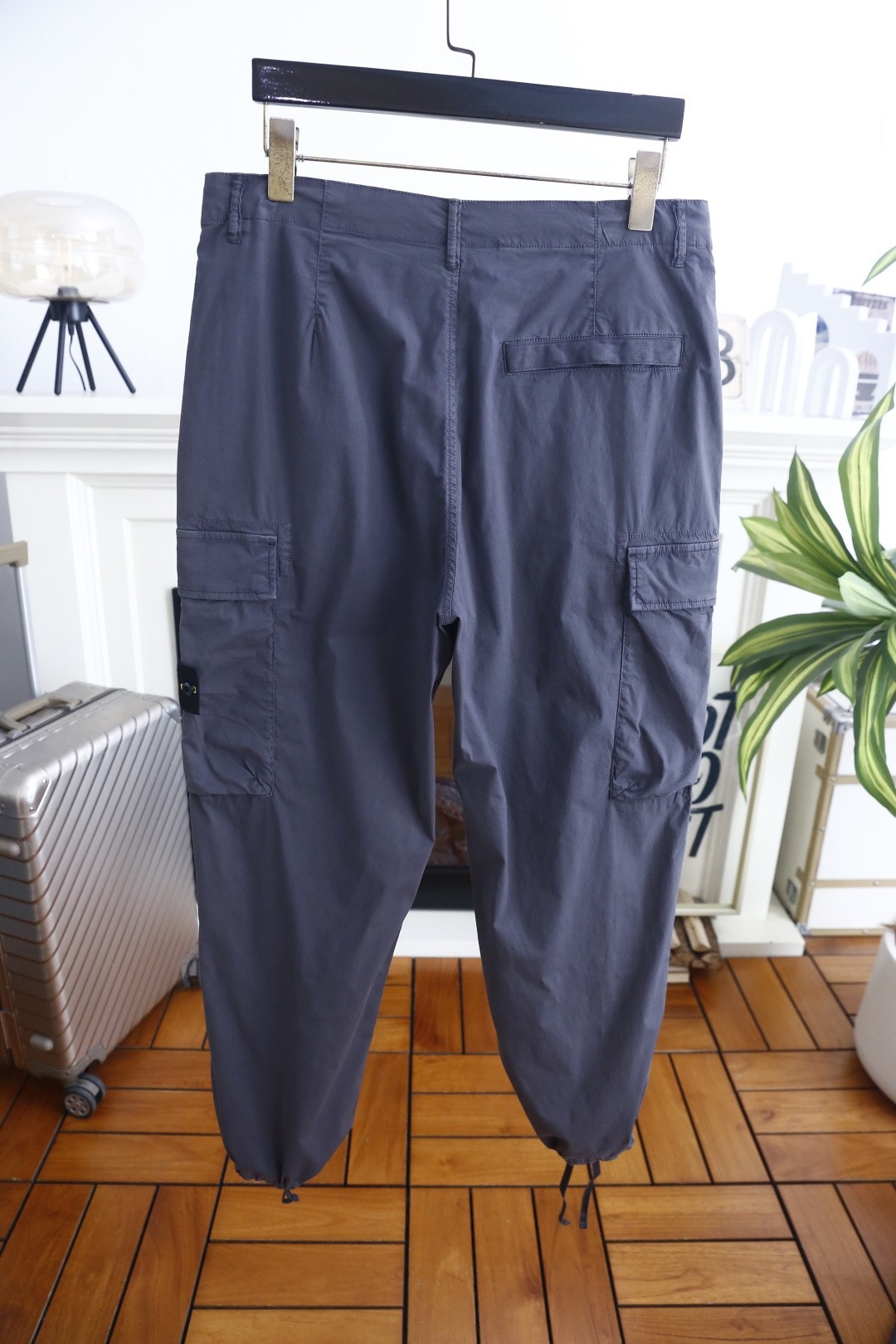 🔥石头岛. 26夏季新品，时尚男士百搭潮流大牌风工装束脚长裤，侧边立体大容量工装口袋搭配标识点缀，后背设置收纳口袋，功能