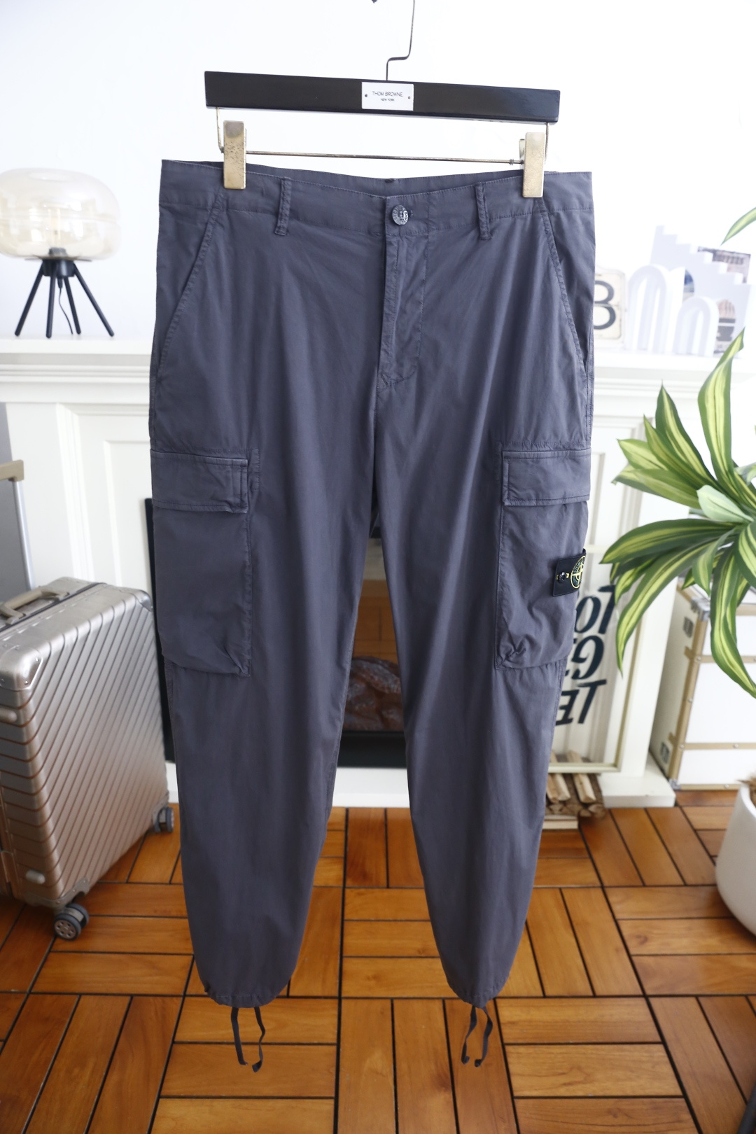 🔥石头岛. 26夏季新品，时尚男士百搭潮流大牌风工装束脚长裤，侧边立体大容量工装口袋搭配标识点缀，后背设置收纳口袋，功能