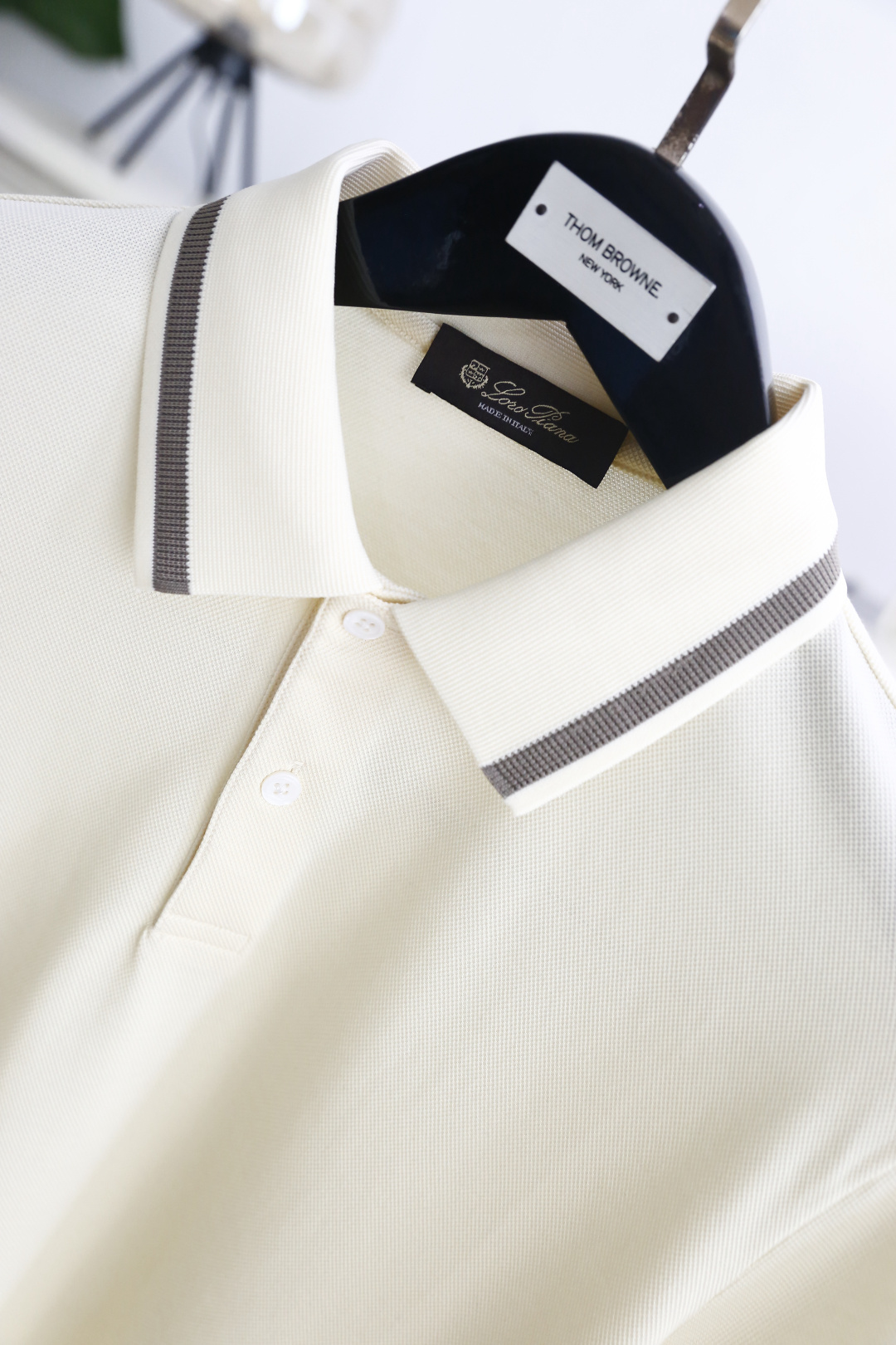 🔥Loro piana. 26夏季新品,时尚男士轻奢大牌风短袖Polo衫,领口与袖口点缀撞色条纹细节,简约门襟设计干净利 🔥Loro piana. 26夏季新品,时尚男士轻奢大牌风短袖Polo衫,领口与袖口点缀撞色条纹细节,简约门襟设计干净利