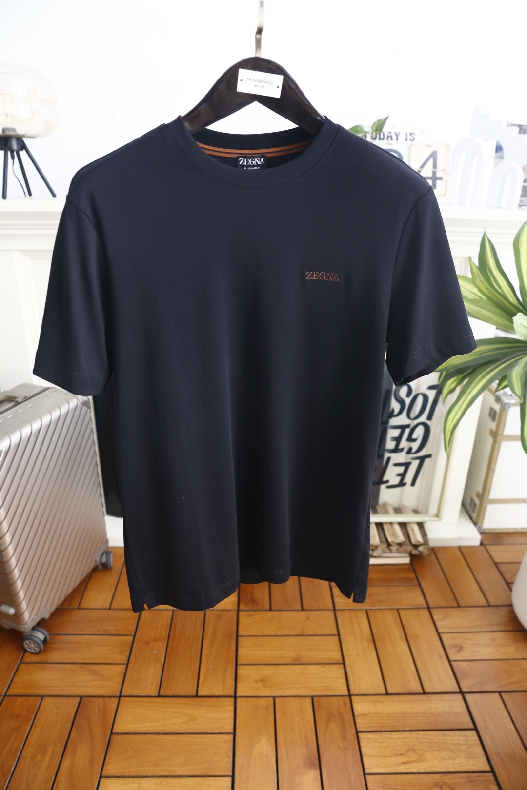 🔥杰尼亚. 26夏季新品，时尚男士高端轻奢圆领短袖T恤，经典简约圆领设计贴合颈部线条，左胸精致品牌刺绣标识低调大气。版型