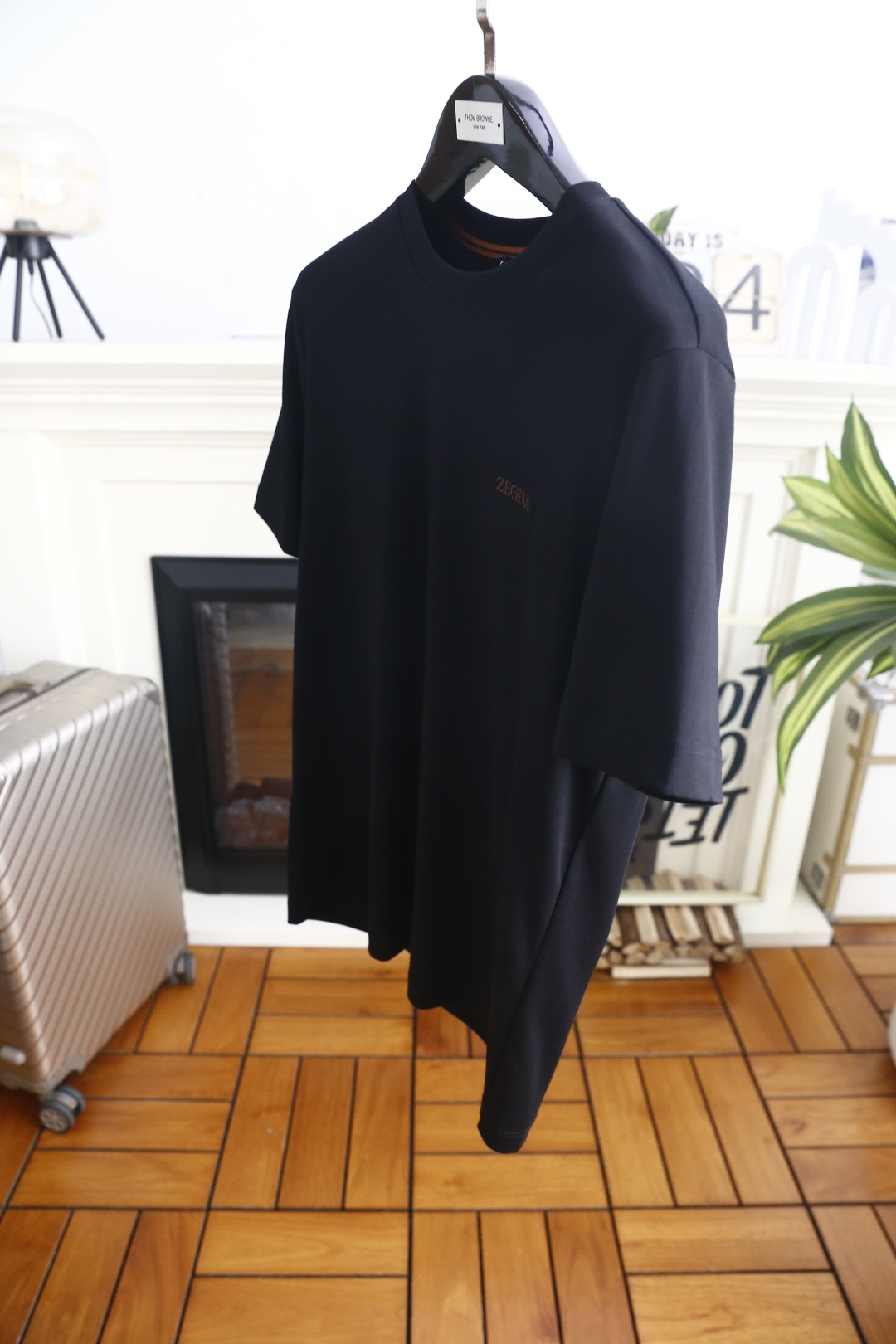 🔥杰尼亚. 26夏季新品，时尚男士高端轻奢圆领短袖T恤，经典简约圆领设计贴合颈部线条，左胸精致品牌刺绣标识低调大气。版型