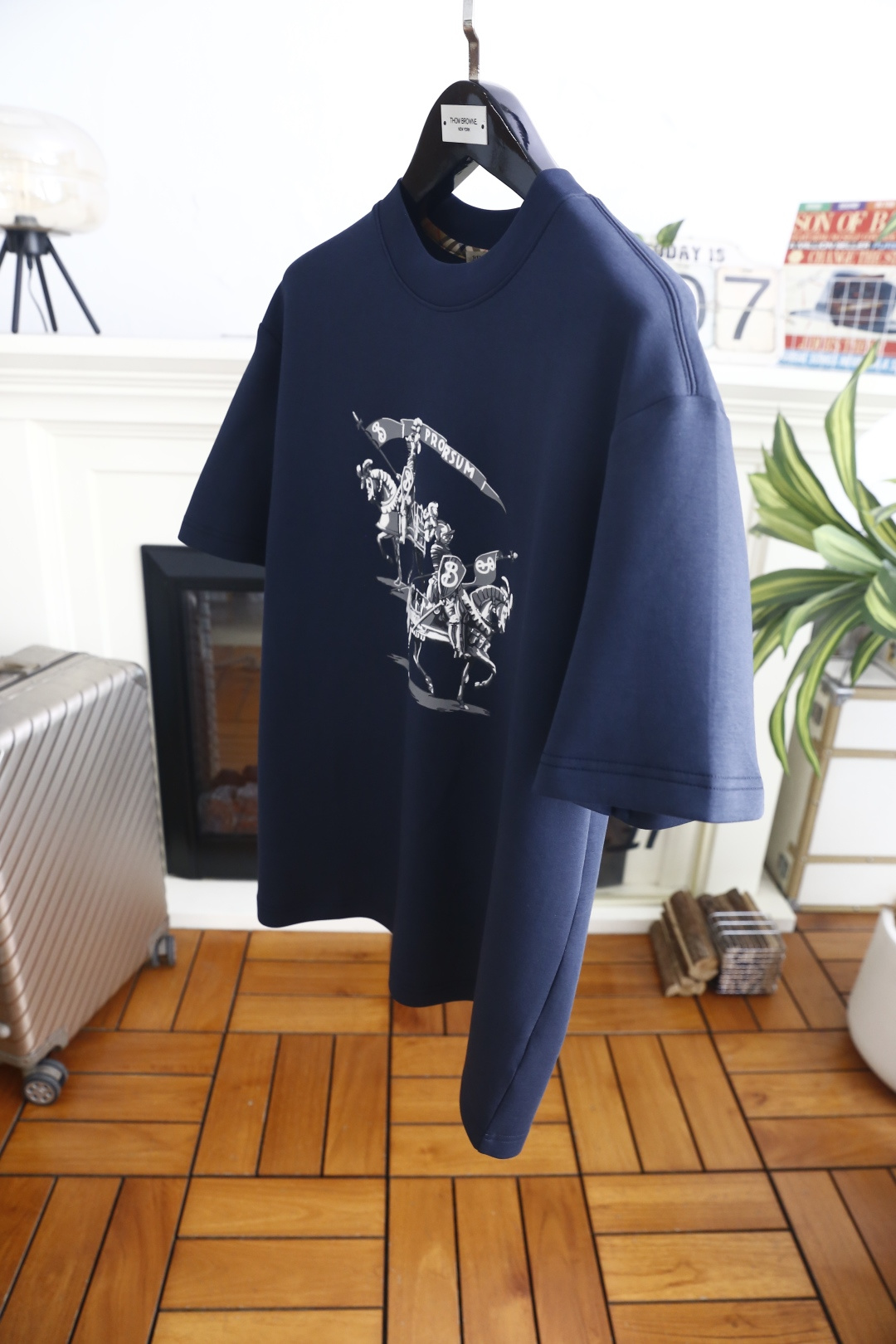 🔥巴宝丽. 26秋冬新品🆕时尚男士百搭厚款短袖T恤,承袭奢牌经典骑士主题印花,复古标识极具辨识度,圆领做工规整利落,宽松 🔥巴宝丽. 26秋冬新品🆕时尚男士百搭厚款短袖T恤,承袭奢牌经典骑士主题印花,复古标识极具辨识度,圆领做工规整利落,宽松