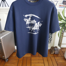 🔥巴宝丽. 26秋冬新品🆕时尚男士百搭厚款短袖T恤,承袭奢牌经典骑士主题印花,复古标识极具辨识度,圆领做工规整利落,宽松 🔥巴宝丽. 26秋冬新品🆕时尚男士百搭厚款短袖T恤,承袭奢牌经典骑士主题印花,复古标识极具辨识度,圆领做工规整利落,宽松