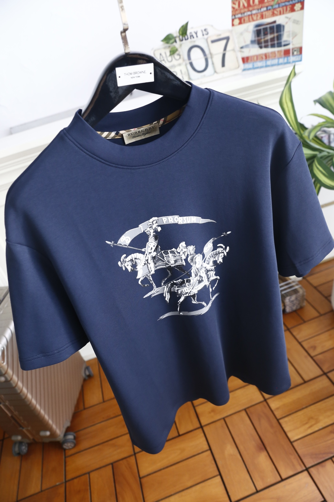 🔥巴宝丽. 26秋冬新品🆕时尚男士百搭厚款短袖T恤,承袭奢牌经典骑士主题印花,复古标识极具辨识度,圆领做工规整利落,宽松 🔥巴宝丽. 26秋冬新品🆕时尚男士百搭厚款短袖T恤,承袭奢牌经典骑士主题印花,复古标识极具辨识度,圆领做工规整利落,宽松