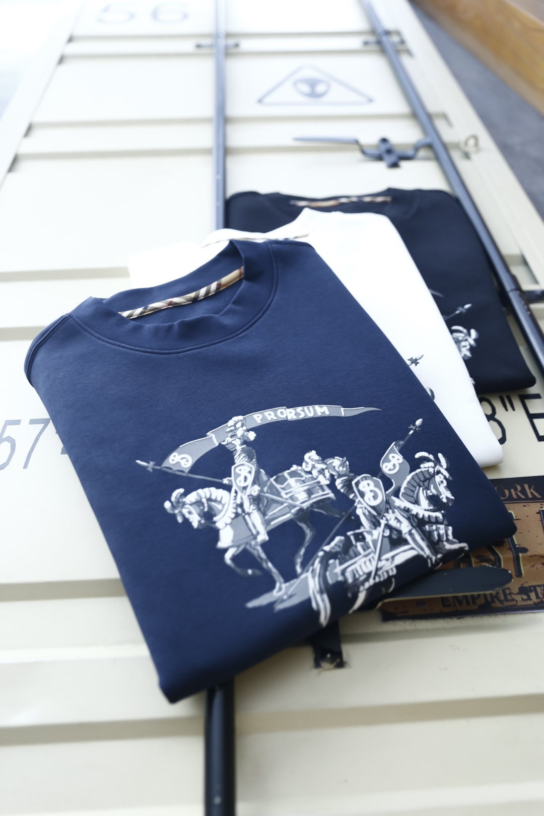 🔥巴宝丽. 26秋冬新品🆕时尚男士百搭厚款短袖T恤,承袭奢牌经典骑士主题印花,复古标识极具辨识度,圆领做工规整利落,宽松 🔥巴宝丽. 26秋冬新品🆕时尚男士百搭厚款短袖T恤,承袭奢牌经典骑士主题印花,复古标识极具辨识度,圆领做工规整利落,宽松