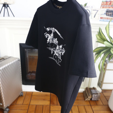 🔥巴宝丽. 26秋冬新品🆕时尚男士百搭厚款短袖T恤,承袭奢牌经典骑士主题印花,复古标识极具辨识度,圆领做工规整利落,宽松 🔥巴宝丽. 26秋冬新品🆕时尚男士百搭厚款短袖T恤,承袭奢牌经典骑士主题印花,复古标识极具辨识度,圆领做工规整利落,宽松