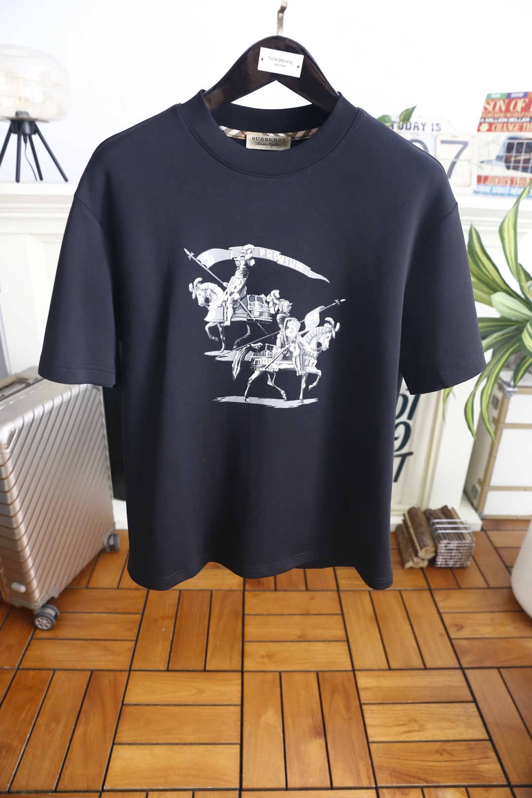 🔥巴宝丽. 26秋冬新品🆕时尚男士百搭厚款短袖T恤,承袭奢牌经典骑士主题印花,复古标识极具辨识度,圆领做工规整利落,宽松 🔥巴宝丽. 26秋冬新品🆕时尚男士百搭厚款短袖T恤,承袭奢牌经典骑士主题印花,复古标识极具辨识度,圆领做工规整利落,宽松