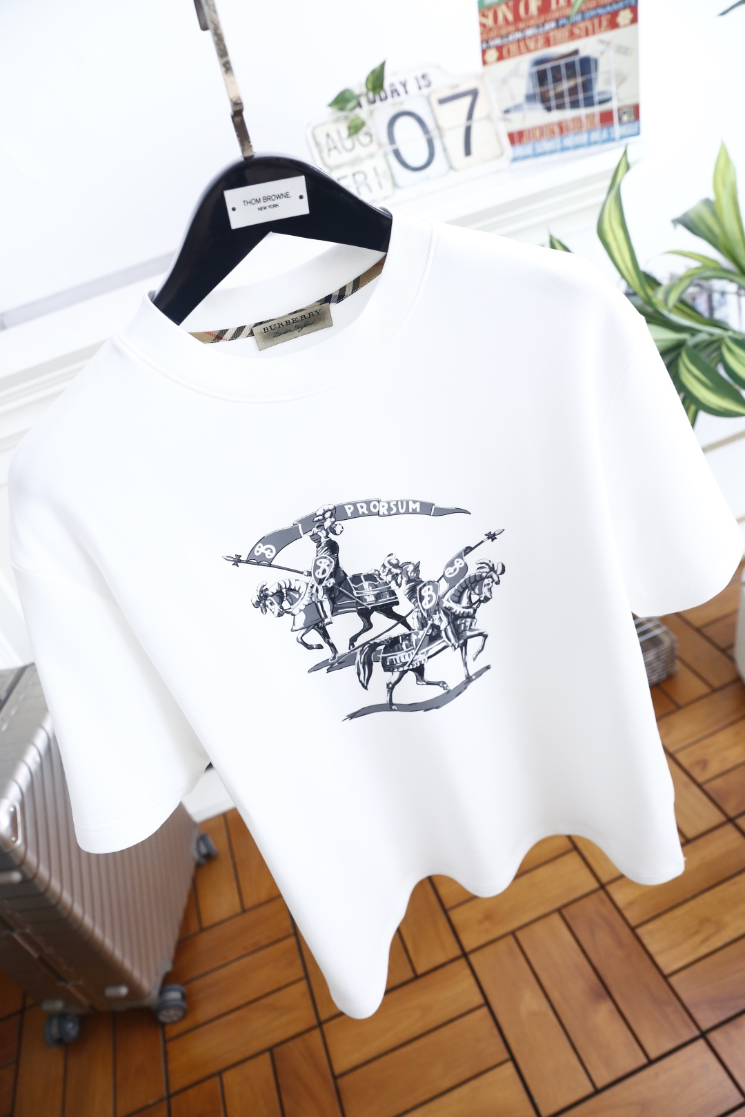🔥巴宝丽. 26秋冬新品🆕时尚男士百搭厚款短袖T恤,承袭奢牌经典骑士主题印花,复古标识极具辨识度,圆领做工规整利落,宽松 🔥巴宝丽. 26秋冬新品🆕时尚男士百搭厚款短袖T恤,承袭奢牌经典骑士主题印花,复古标识极具辨识度,圆领做工规整利落,宽松
