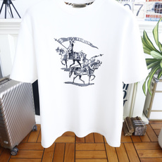 🔥巴宝丽. 26秋冬新品🆕时尚男士百搭厚款短袖T恤,承袭奢牌经典骑士主题印花,复古标识极具辨识度,圆领做工规整利落,宽松 🔥巴宝丽. 26秋冬新品🆕时尚男士百搭厚款短袖T恤,承袭奢牌经典骑士主题印花,复古标识极具辨识度,圆领做工规整利落,宽松