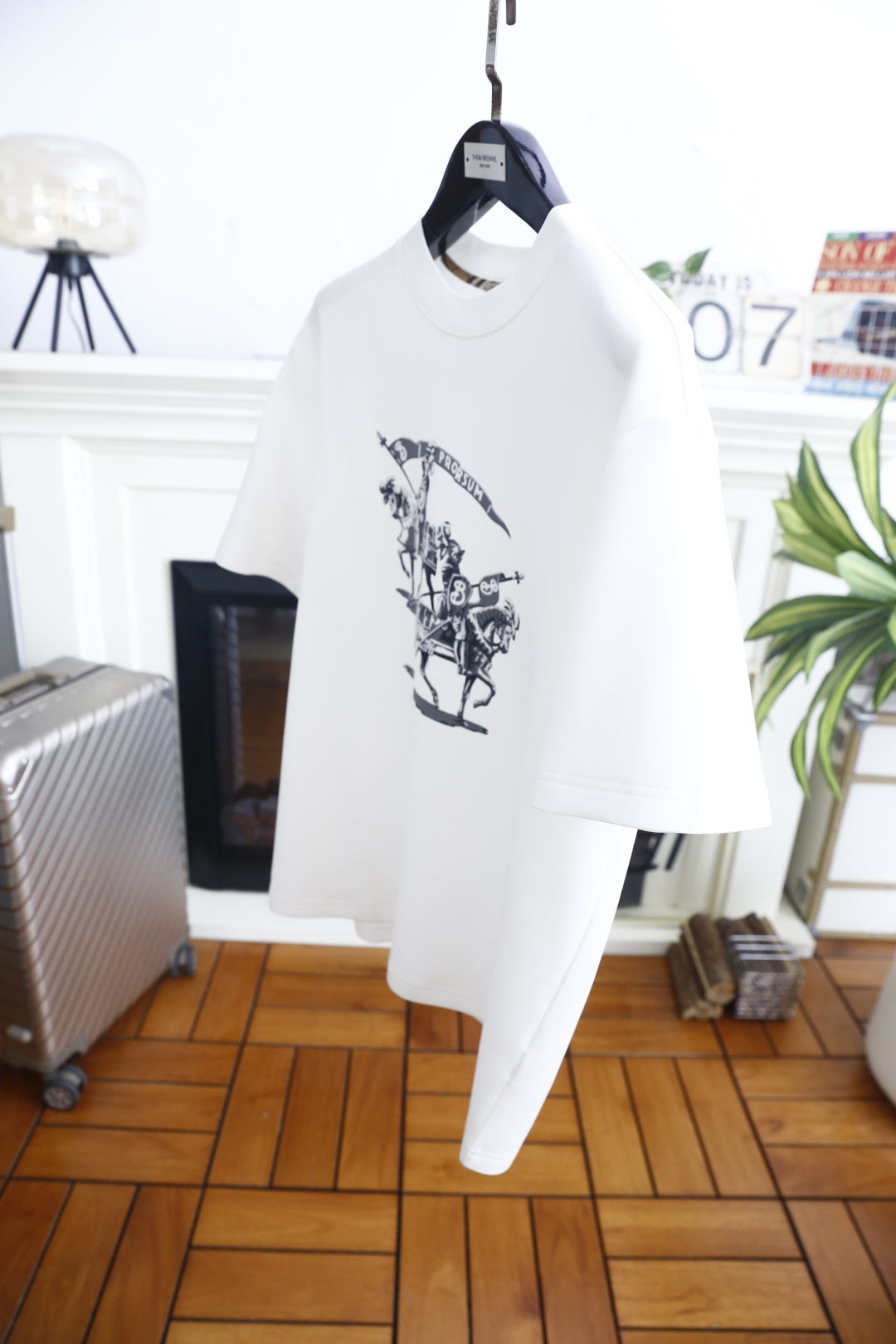 🔥巴宝丽. 26秋冬新品🆕时尚男士百搭厚款短袖T恤,承袭奢牌经典骑士主题印花,复古标识极具辨识度,圆领做工规整利落,宽松 🔥巴宝丽. 26秋冬新品🆕时尚男士百搭厚款短袖T恤,承袭奢牌经典骑士主题印花,复古标识极具辨识度,圆领做工规整利落,宽松