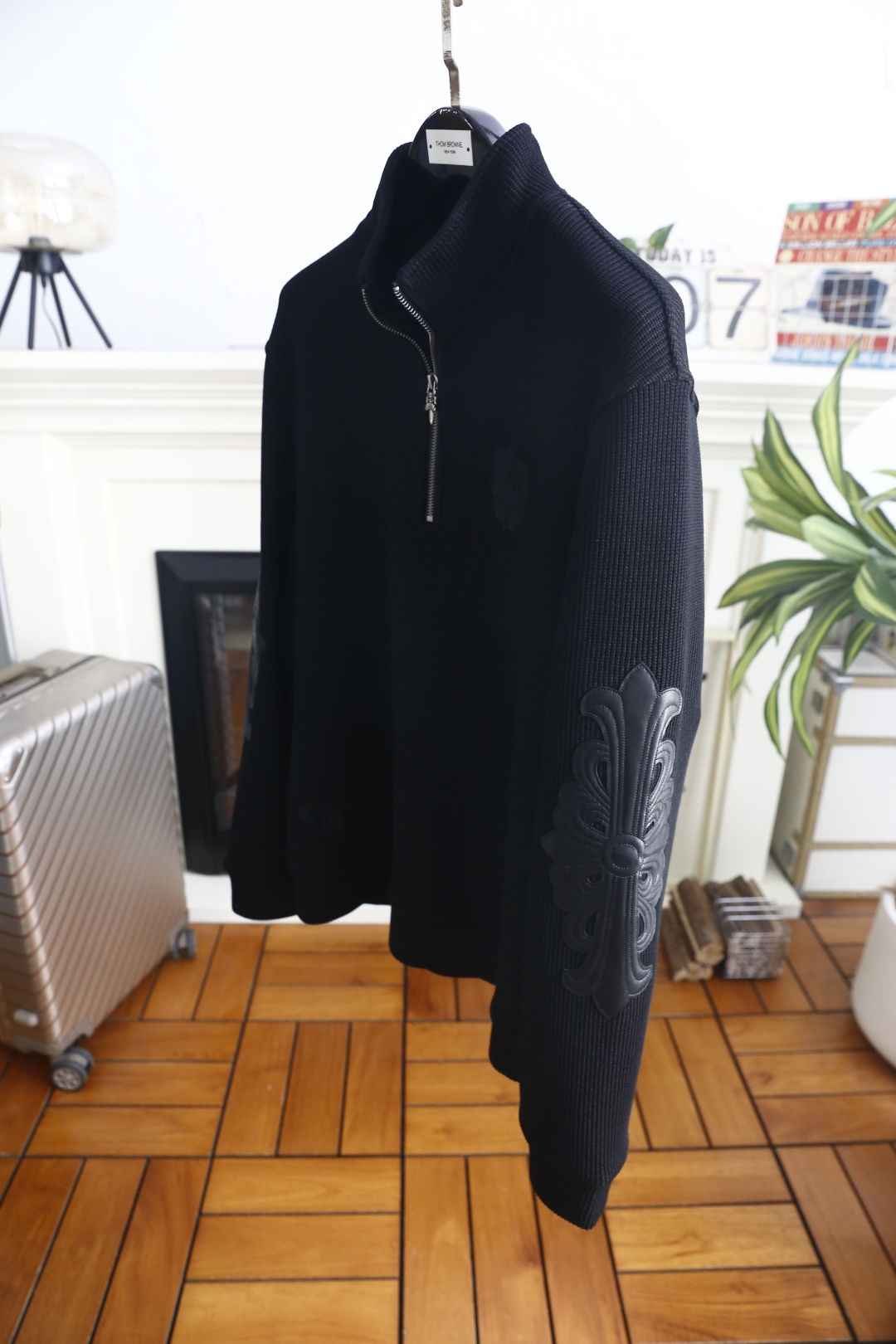 🔥克罗心. 26秋冬新品!时尚男士半拉链立领长袖上衣,自带高奢大牌气场,半开拉链设计简约利落,胸口立体刺绣徽章辨识度十足 🔥克罗心. 26秋冬新品!时尚男士半拉链立领长袖上衣,自带高奢大牌气场,半开拉链设计简约利落,胸口立体刺绣徽章辨识度十足