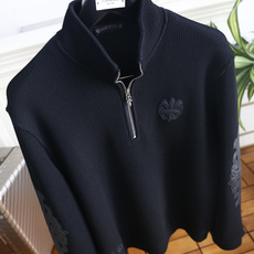 🔥克罗心. 26秋冬新品!时尚男士半拉链立领长袖上衣,自带高奢大牌气场,半开拉链设计简约利落,胸口立体刺绣徽章辨识度十足 🔥克罗心. 26秋冬新品!时尚男士半拉链立领长袖上衣,自带高奢大牌气场,半开拉链设计简约利落,胸口立体刺绣徽章辨识度十足