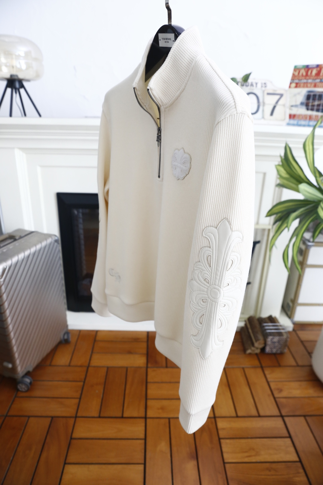 🔥克罗心. 26秋冬新品!时尚男士半拉链立领长袖上衣,自带高奢大牌气场,半开拉链设计简约利落,胸口立体刺绣徽章辨识度十足 🔥克罗心. 26秋冬新品!时尚男士半拉链立领长袖上衣,自带高奢大牌气场,半开拉链设计简约利落,胸口立体刺绣徽章辨识度十足
