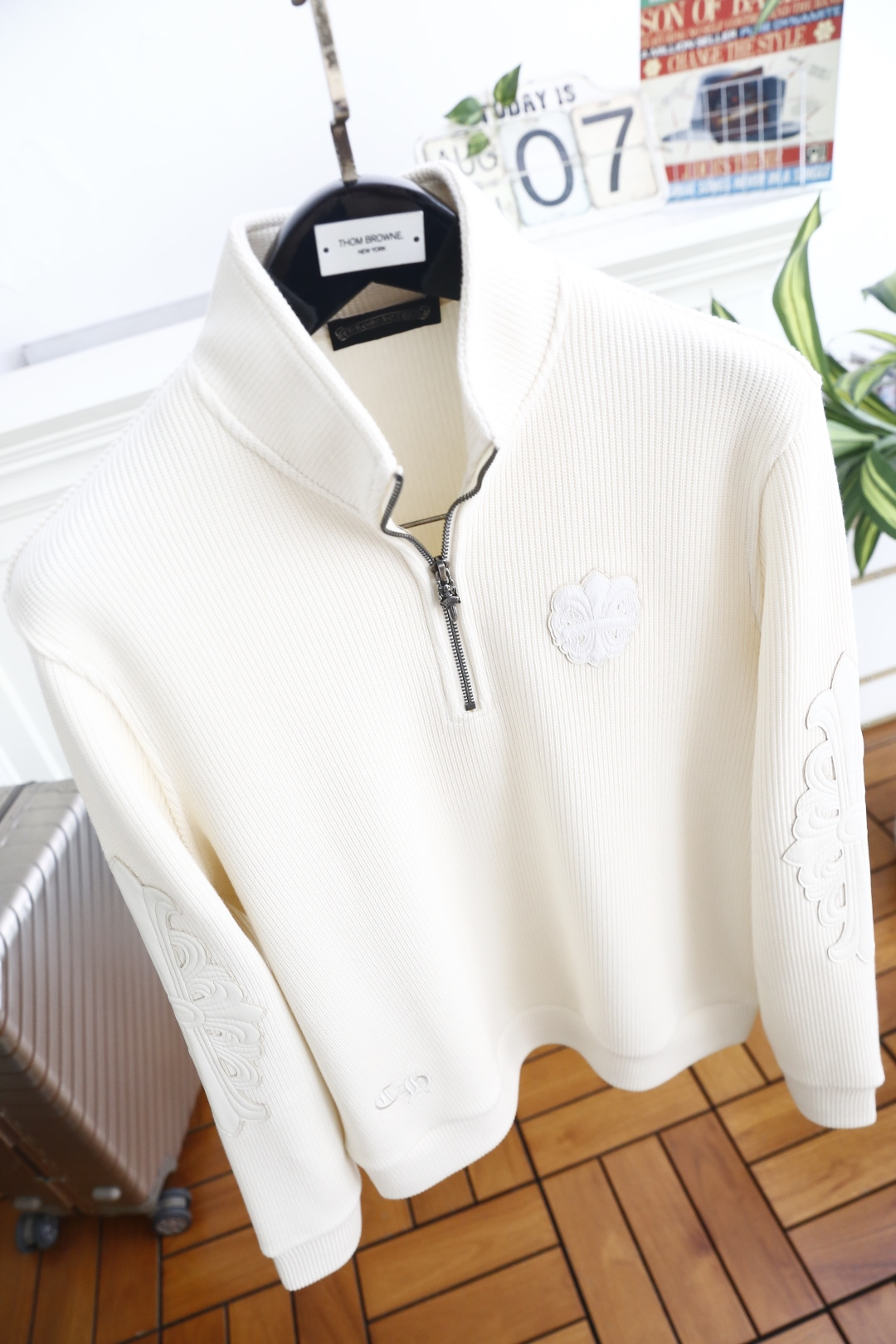 🔥克罗心. 26秋冬新品!时尚男士半拉链立领长袖上衣,自带高奢大牌气场,半开拉链设计简约利落,胸口立体刺绣徽章辨识度十足 🔥克罗心. 26秋冬新品!时尚男士半拉链立领长袖上衣,自带高奢大牌气场,半开拉链设计简约利落,胸口立体刺绣徽章辨识度十足