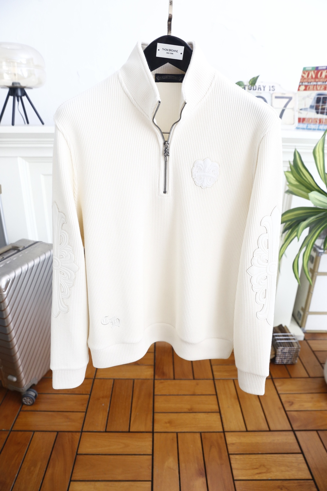 🔥克罗心. 26秋冬新品!时尚男士半拉链立领长袖上衣,自带高奢大牌气场,半开拉链设计简约利落,胸口立体刺绣徽章辨识度十足 🔥克罗心. 26秋冬新品!时尚男士半拉链立领长袖上衣,自带高奢大牌气场,半开拉链设计简约利落,胸口立体刺绣徽章辨识度十足