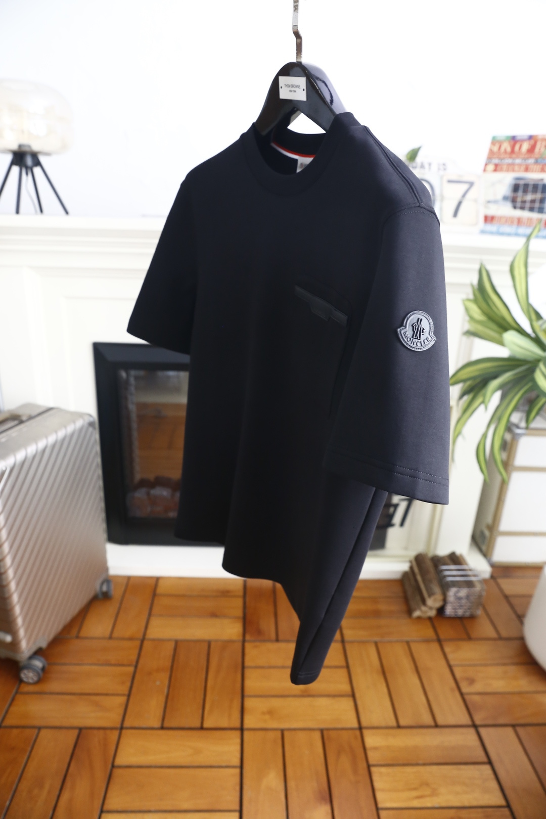 🔥蒙口. 26秋冬新品!时尚男士厚款短袖T恤,简约奢牌风格调满满,领口撞色织带细节精致亮眼,胸前立体贴袋自带辨识度,压印 🔥蒙口. 26秋冬新品!时尚男士厚款短袖T恤,简约奢牌风格调满满,领口撞色织带细节精致亮眼,胸前立体贴袋自带辨识度,压印